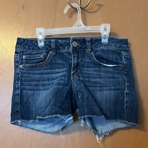 Mid 2000s American eagle jean shorts. Size 6.